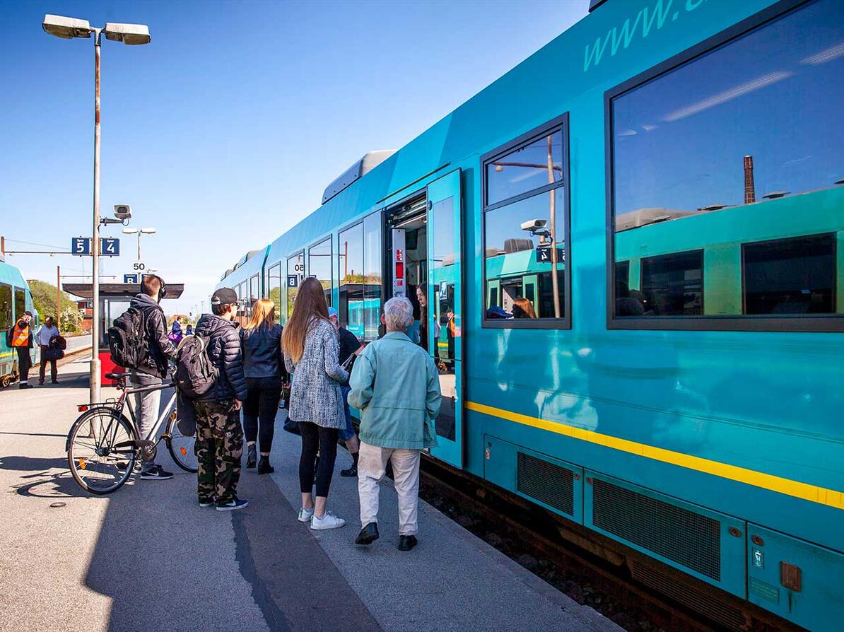 Passagerer stiger ind i tog på Struer Station