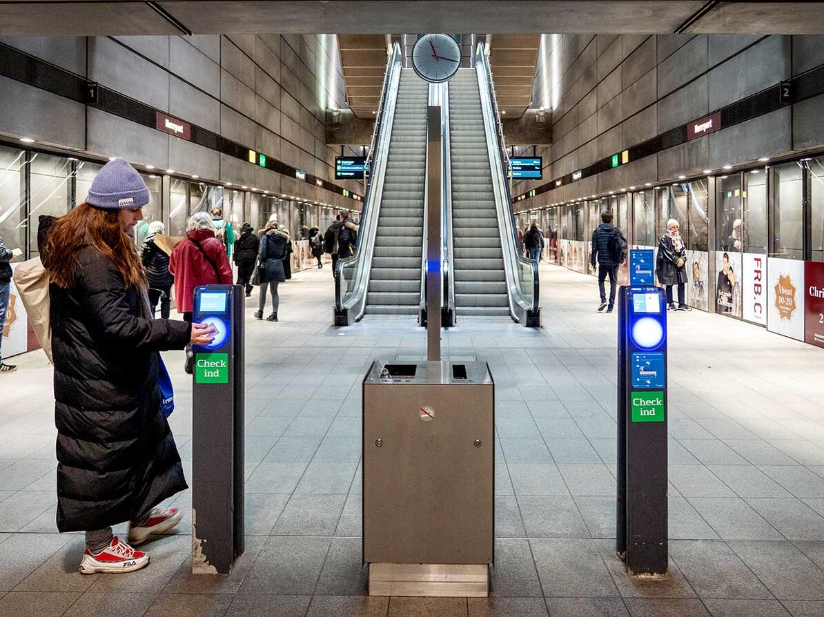 Passager checker ind med rejsekort på metrostation