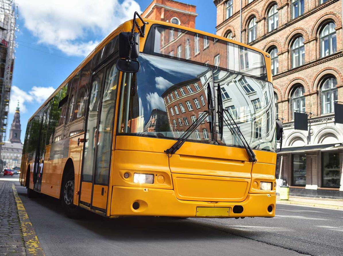 Gul bus holder på vej