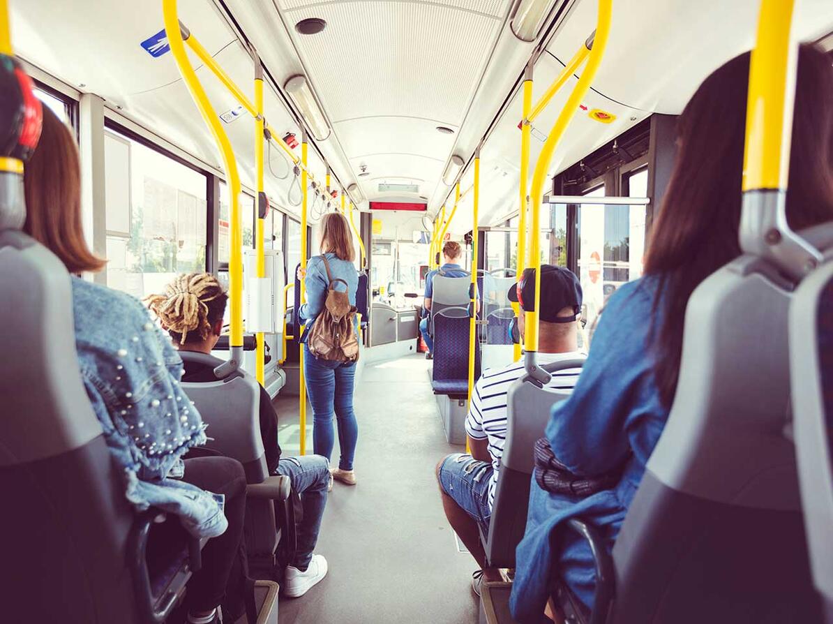 Passagerer sidder i bus 