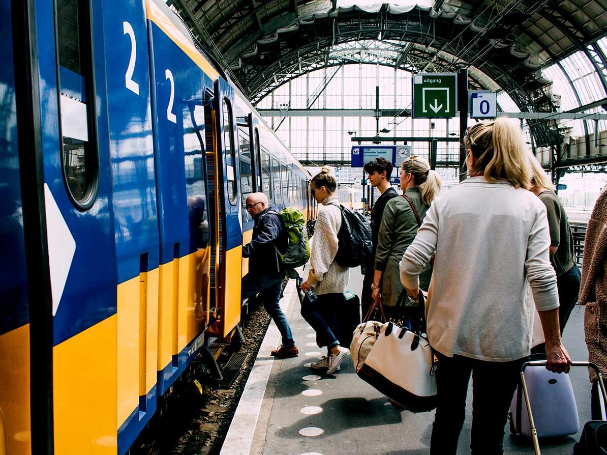 Mennesker på vej ind i tog i Holland