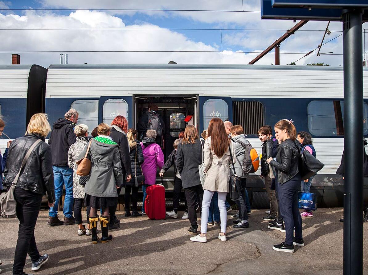 Passagerer stiger ind i tog på Roskilde Station