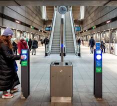 Passager checker ind med rejsekort på metrostation