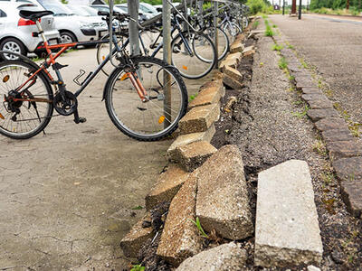 Ødelagt kantsten ved cykelparkering