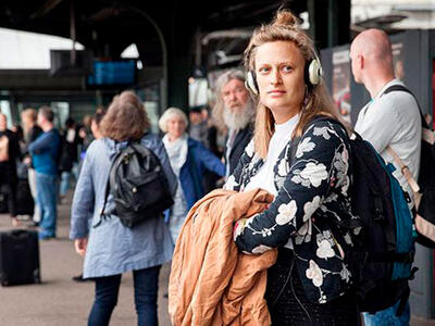 Passagerer står på togperron og venter på toget 