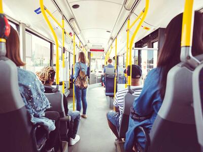 Passagerer sidder i bus