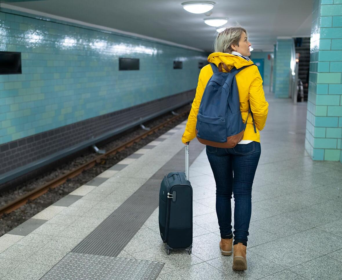 Kvinde med kuffert ved Berlins U Bahn